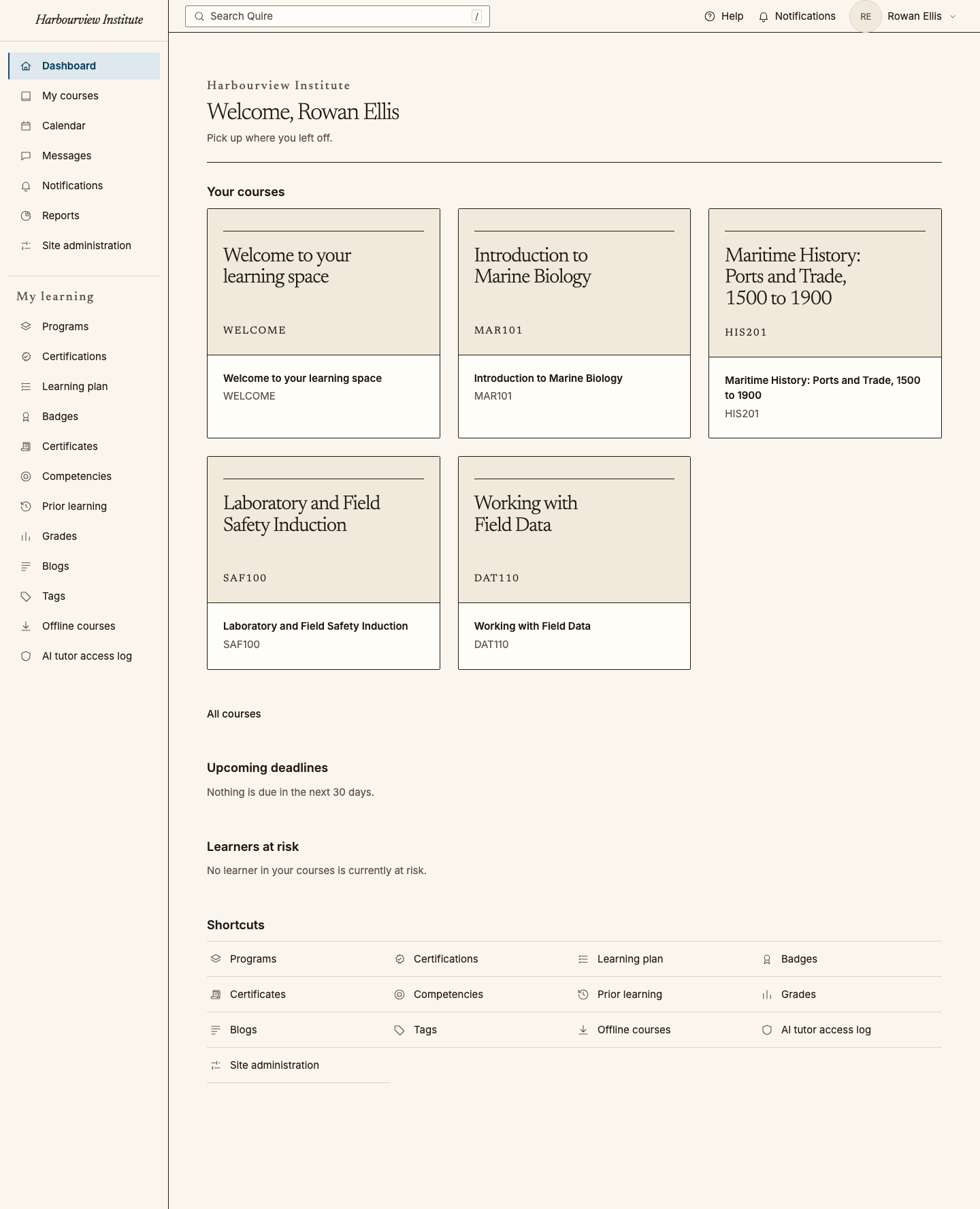 Quire Dashboard für einen Lernenden im Harbourview Institute, mit vier Kursen, anstehenden Fristen und Verknüpfungen